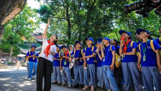 石刻小導游稅明潔為西藏小朋友志愿解說。