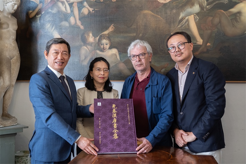 圖片說明：捐贈儀式現(xiàn)場。 張錫琪攝