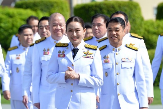 2024年9月7日，泰國總理佩通坦·欽那瓦（前中）及新一屆內(nèi)閣成員在位于首都曼谷的總理府與媒體見面。新華社發(fā)（拉亨攝）