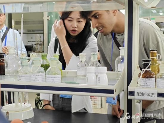 5月26日，2025上合組織國家媒體合作論壇嘉賓參觀新奇康藥業(yè)股份有限公司實驗室。石榴云/新疆日報記者 宋海波攝
