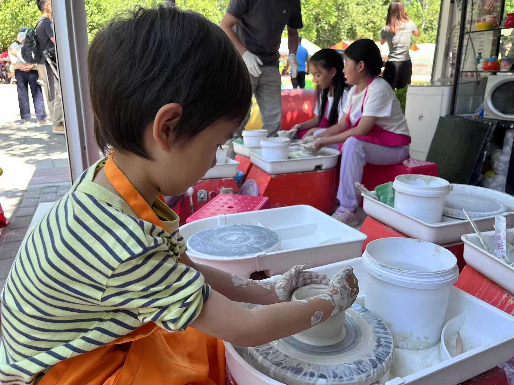 “小”游客在體驗陶藝制作。人民網記者 李楠樺攝