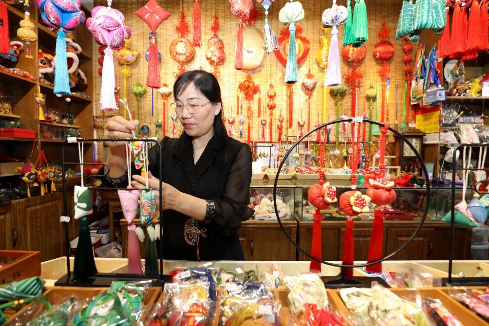 2025年5月25日，安徽省淮北市，非遺香包上貨架。（圖片來(lái)源：視覺(jué)中國(guó)）