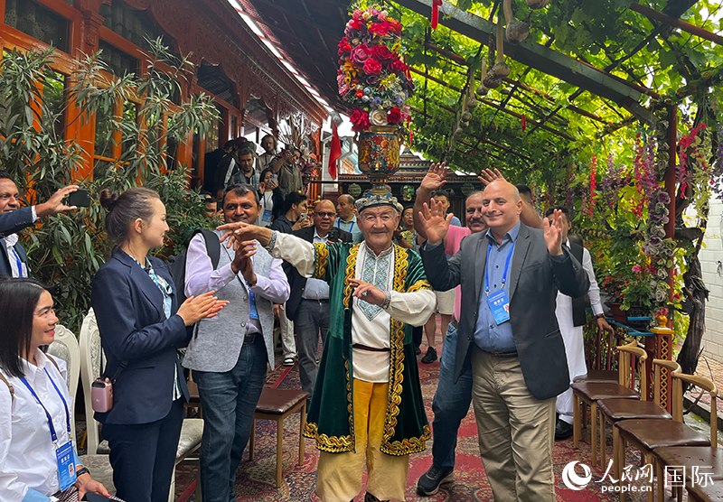 5月24日，外國媒體人在伊寧市喀贊其民俗旅游區(qū)參觀體驗。 人民網(wǎng)記者 翟轉(zhuǎn)麗攝