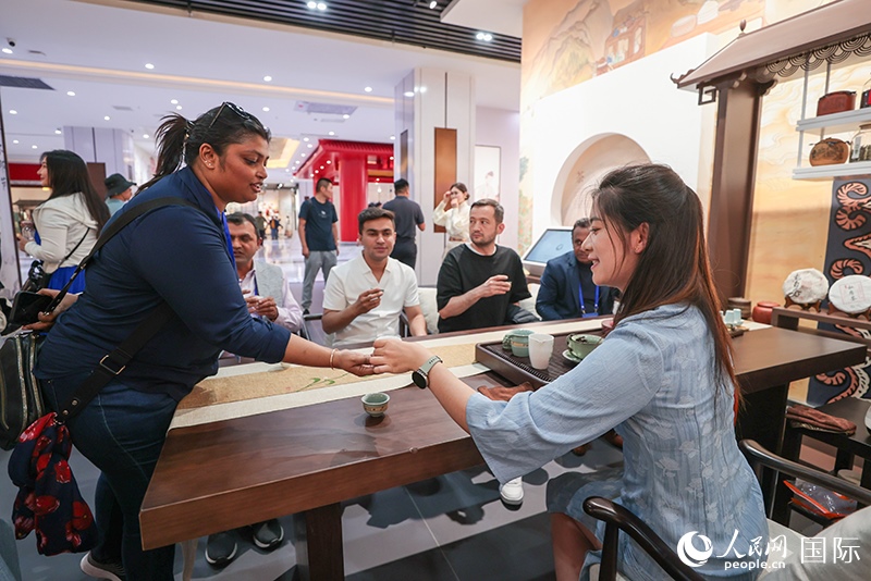 5月25日，外國媒體人在霍爾果斯國際邊境合作中心中國文化館參觀。人民網(wǎng)記者 張武軍攝