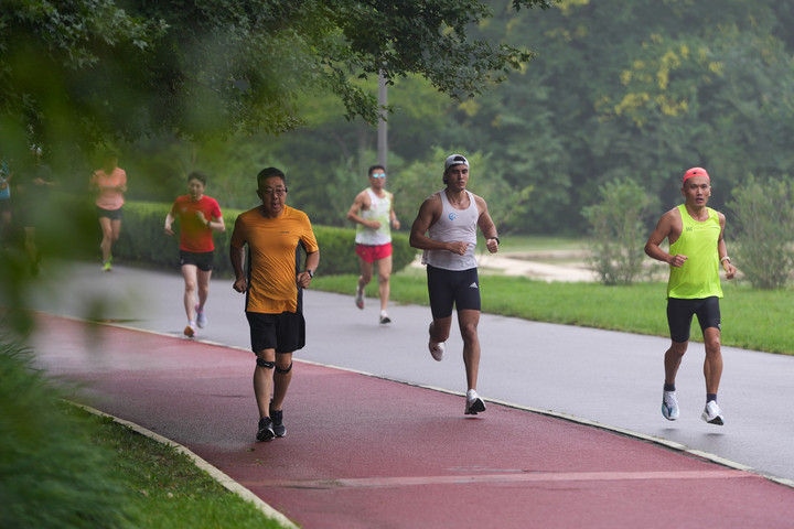 2024年7月14日，市民在北京中軸線延長(zhǎng)線上的奧林匹克森林公園運(yùn)動(dòng)鍛煉。