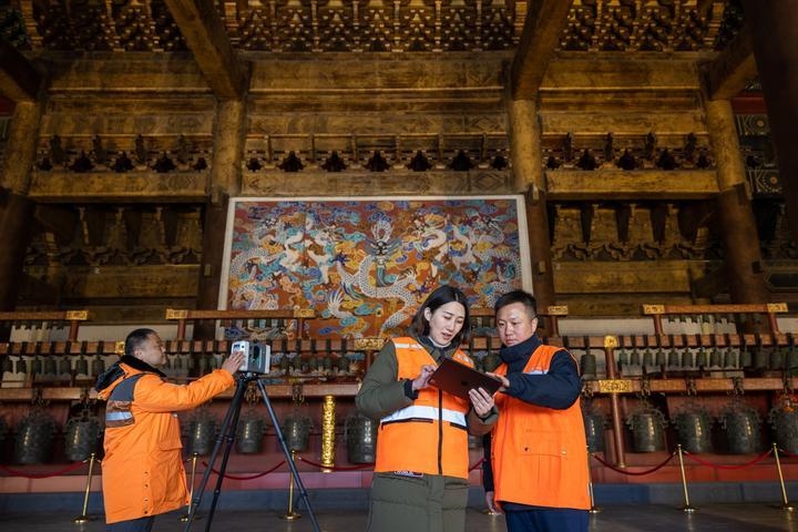 北京市測(cè)繪設(shè)計(jì)研究院團(tuán)隊(duì)在太廟測(cè)繪（2023年2月19日攝）。2020年9月起，北京市測(cè)繪設(shè)計(jì)研究院的技術(shù)團(tuán)隊(duì)開(kāi)展了北京中軸線遺產(chǎn)點(diǎn)實(shí)地測(cè)繪，從文物保護(hù)、環(huán)境整治、文物騰退等方面為北京中軸線申遺提供空間數(shù)據(jù)底板。