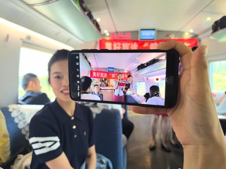 在活動中，旅客紛紛舉起手機(jī)拍攝。顏笑攝