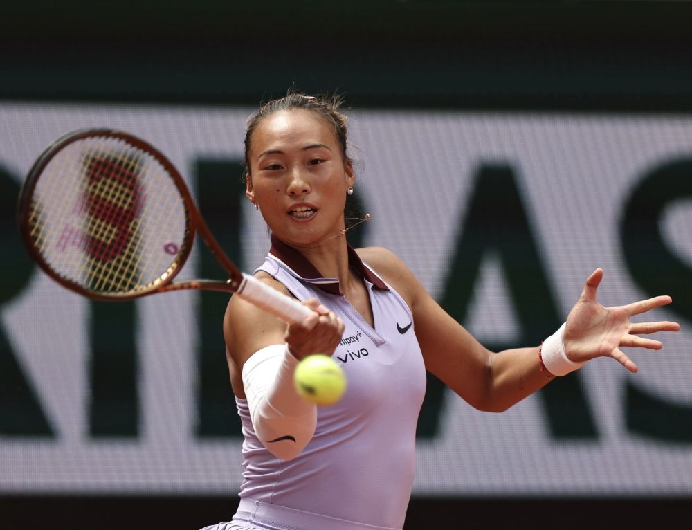 6月1日，鄭欽文在比賽中回球。新華社記者 李京 攝