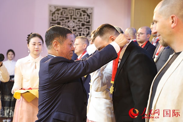 中國(guó)駐俄羅斯大使張漢暉為獲獎(jiǎng)?wù)哳C獎(jiǎng)。人民網(wǎng)記者 肖新新攝