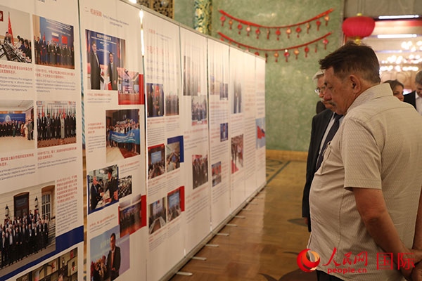 與會(huì)嘉賓參觀中俄科技創(chuàng)新合作圖片展。人民網(wǎng)記者 肖新新攝