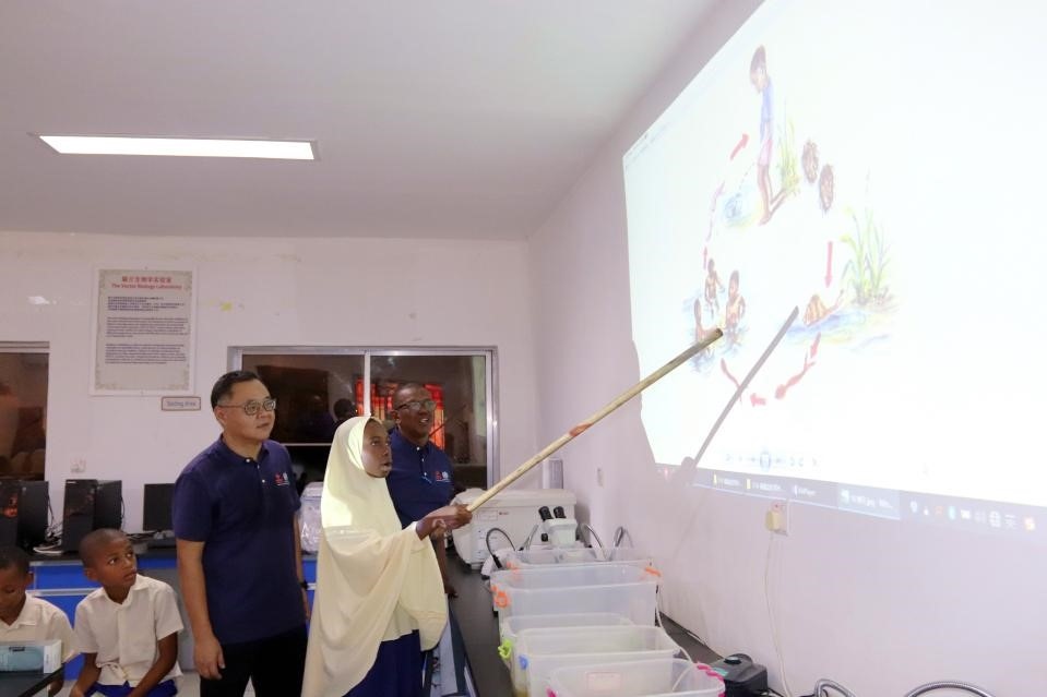 血吸蟲病健康教育講座。施亮攝