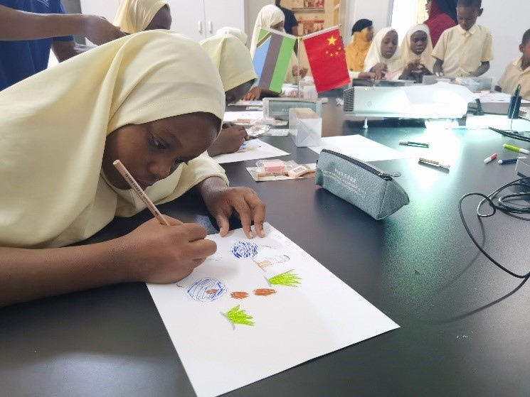 學(xué)生踴躍參與繪畫活動(dòng)。施亮攝