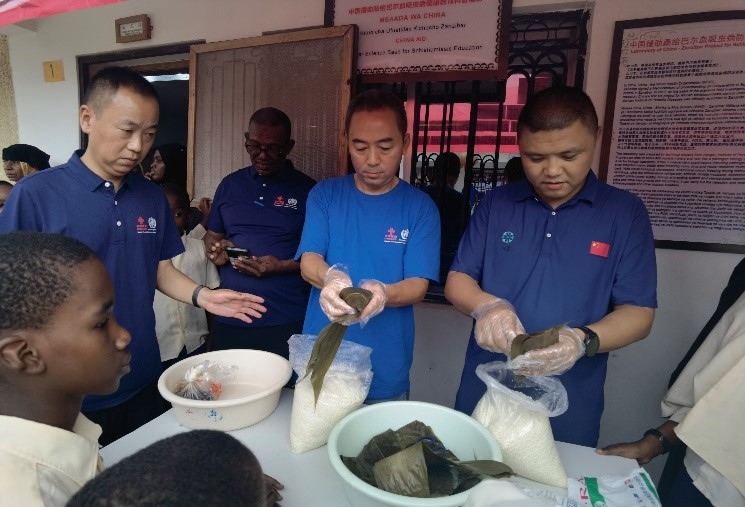 中方專家示范包粽子。施亮攝