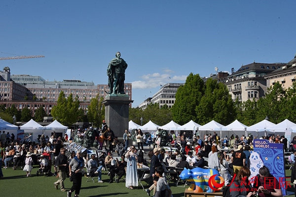 “你好！中國(guó)”端午游園會(huì)在斯德哥爾摩國(guó)王花園廣場(chǎng)舉辦。人民網(wǎng)記者 殷淼攝