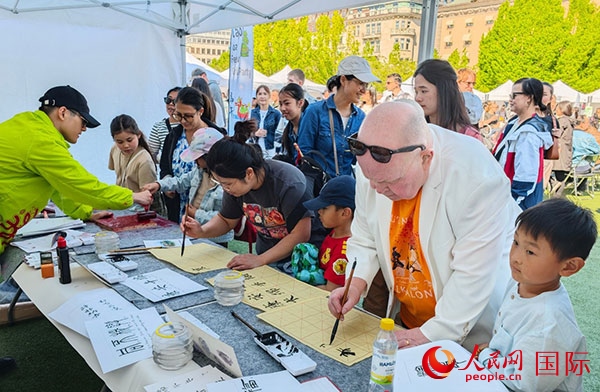 書(shū)法體驗(yàn)。人民網(wǎng)記者 殷淼攝