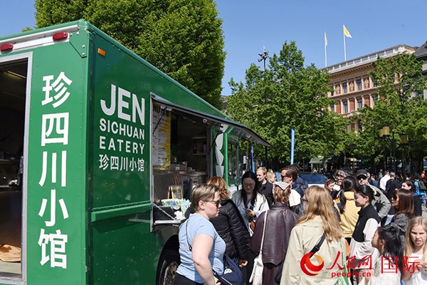 中國(guó)美食攤。人民網(wǎng)記者 殷淼攝