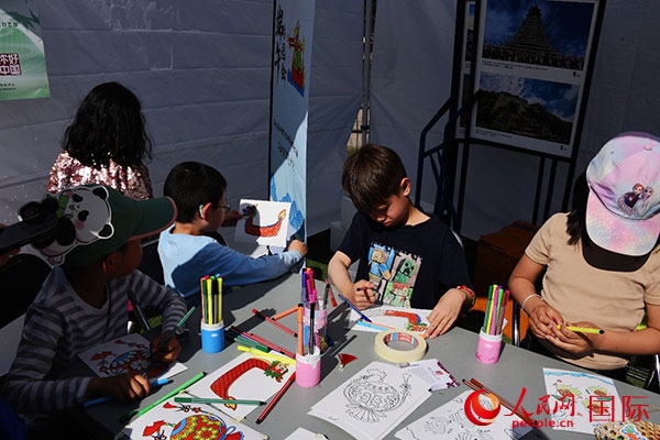 端午文化體驗(yàn)—龍舟圖片填色。人民網(wǎng)記者 殷淼攝