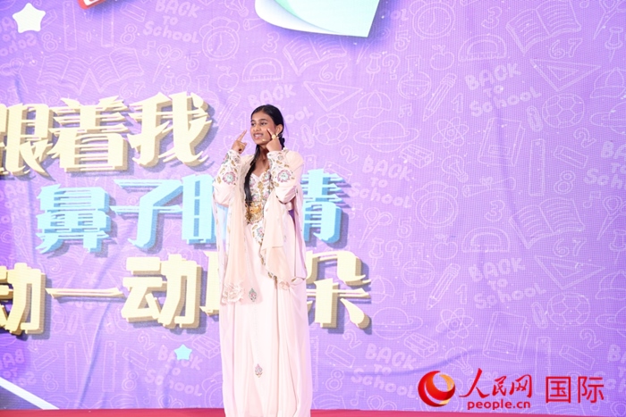 演唱中文歌曲。人民網記者任皓宇攝