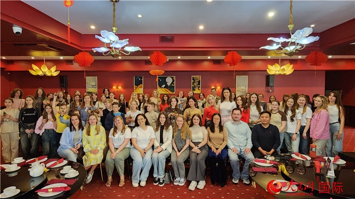 “慶端午學中文”活動全體合照。人民網(wǎng)記者蔡子暢攝