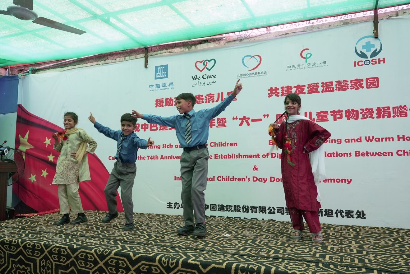 受捐孤兒在活動現(xiàn)場表演自己創(chuàng)作的舞蹈節(jié)目。瓦加斯·阿赫邁德攝