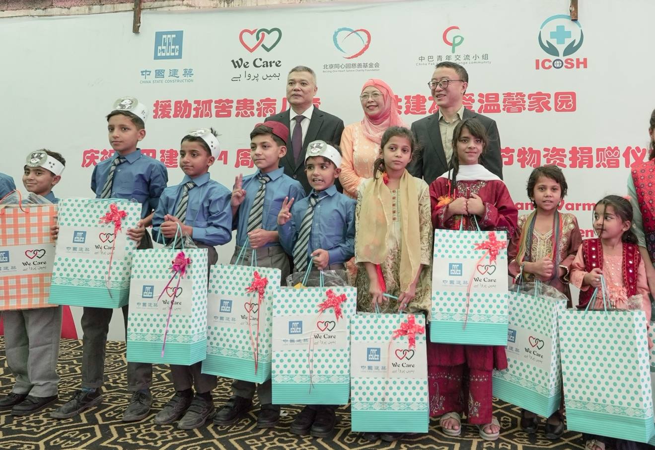 受捐孤兒在儀式上合影留念。瓦加斯·阿赫邁德攝