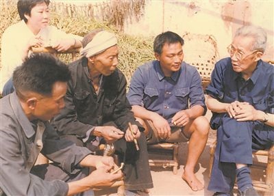 侯光炯（右一）和農(nóng)民在一起親切交流。 西南大學(xué)檔案館供圖