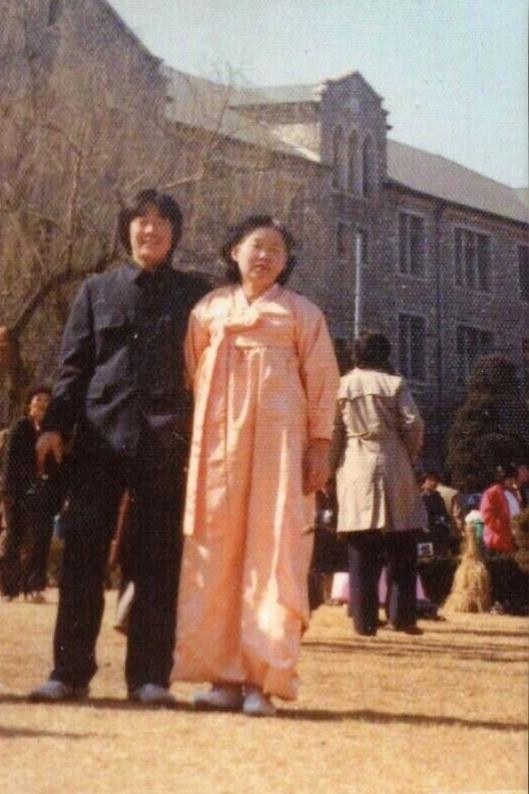 1982年，李在明身著校服，與母親一起參加大學(xué)開學(xué)典禮。圖片來源：李在明競選團(tuán)隊(duì)