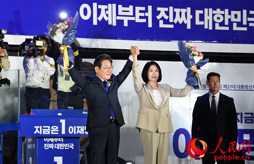 6月4日凌晨，確定當(dāng)選韓國總統(tǒng)的李在明舉手向歡呼的支持者們致意。 人民網(wǎng) 康炯彬攝