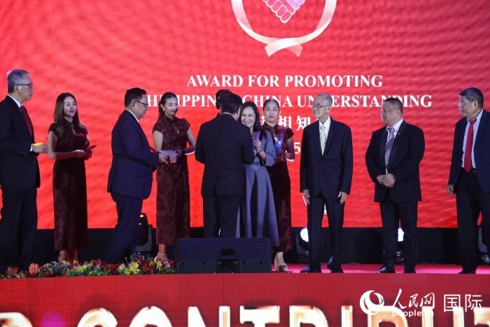 黃溪連大使給榮獲“重要貢獻(xiàn)獎(jiǎng)”的奎松市市長喬伊·貝蒙蒂等人頒獎(jiǎng)。人民網(wǎng)記者 樊帆攝