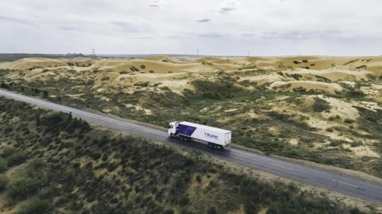 主線科技智能卡車行駛在路上。