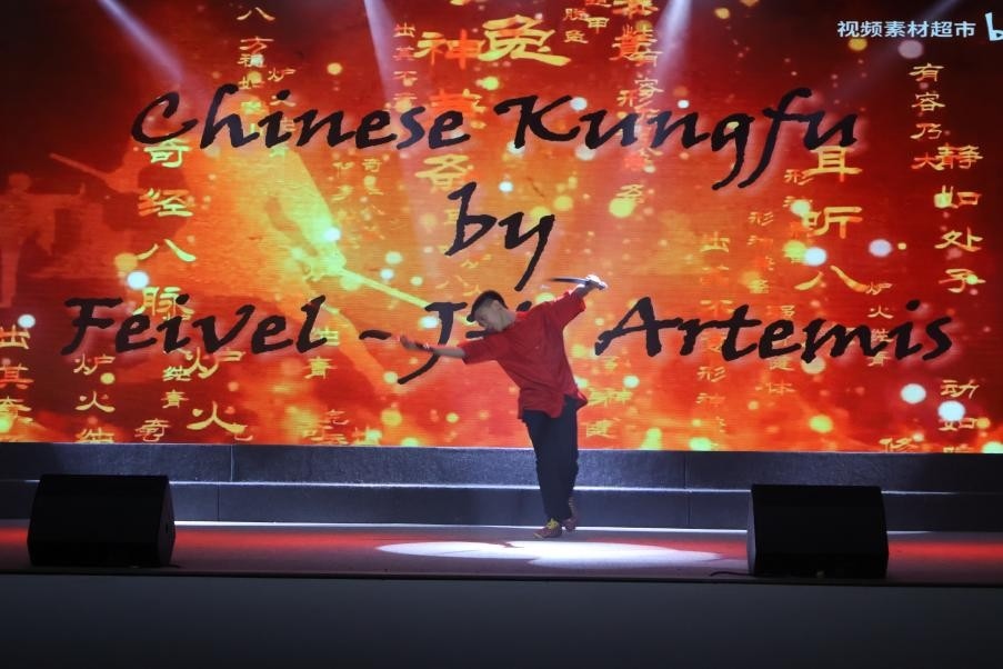 恩星學(xué)校中學(xué)部學(xué)生表演武術(shù)。哈山努丁大學(xué)孔子學(xué)院供圖